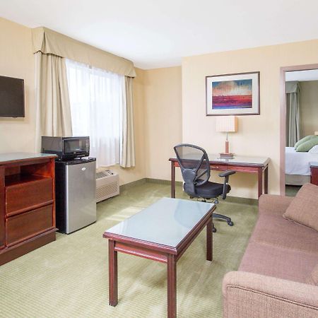 Ramada By Wyndham Williams Lake Exterior foto