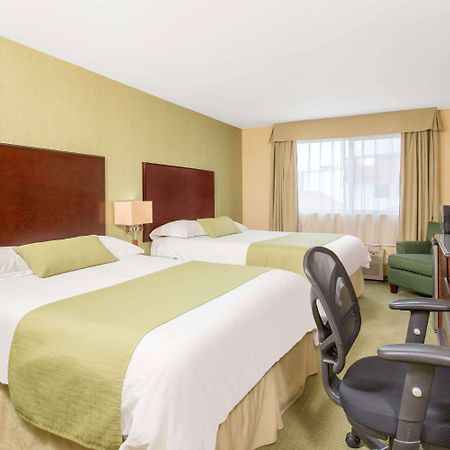 Ramada By Wyndham Williams Lake Exterior foto