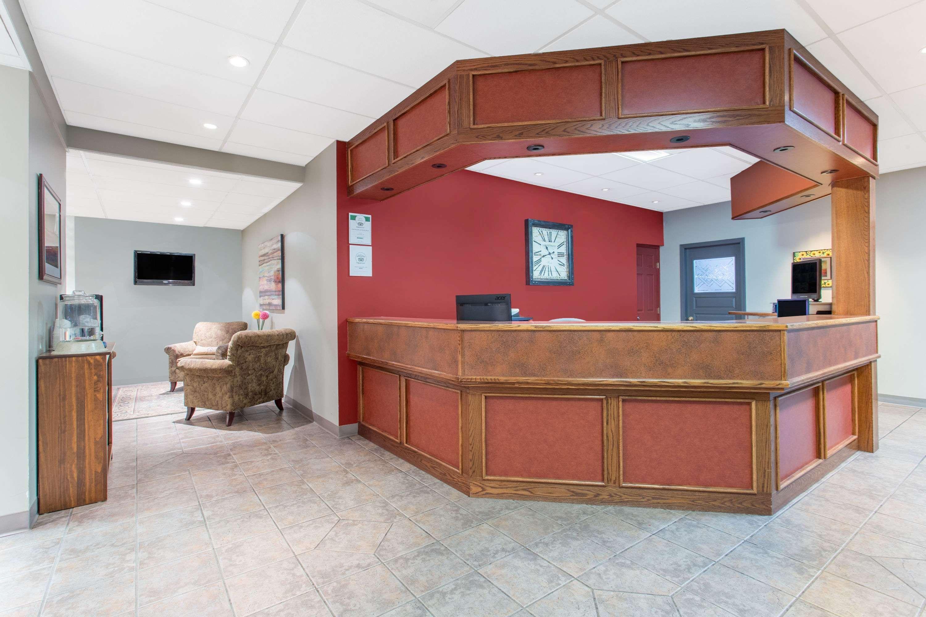 Ramada By Wyndham Williams Lake Exterior foto