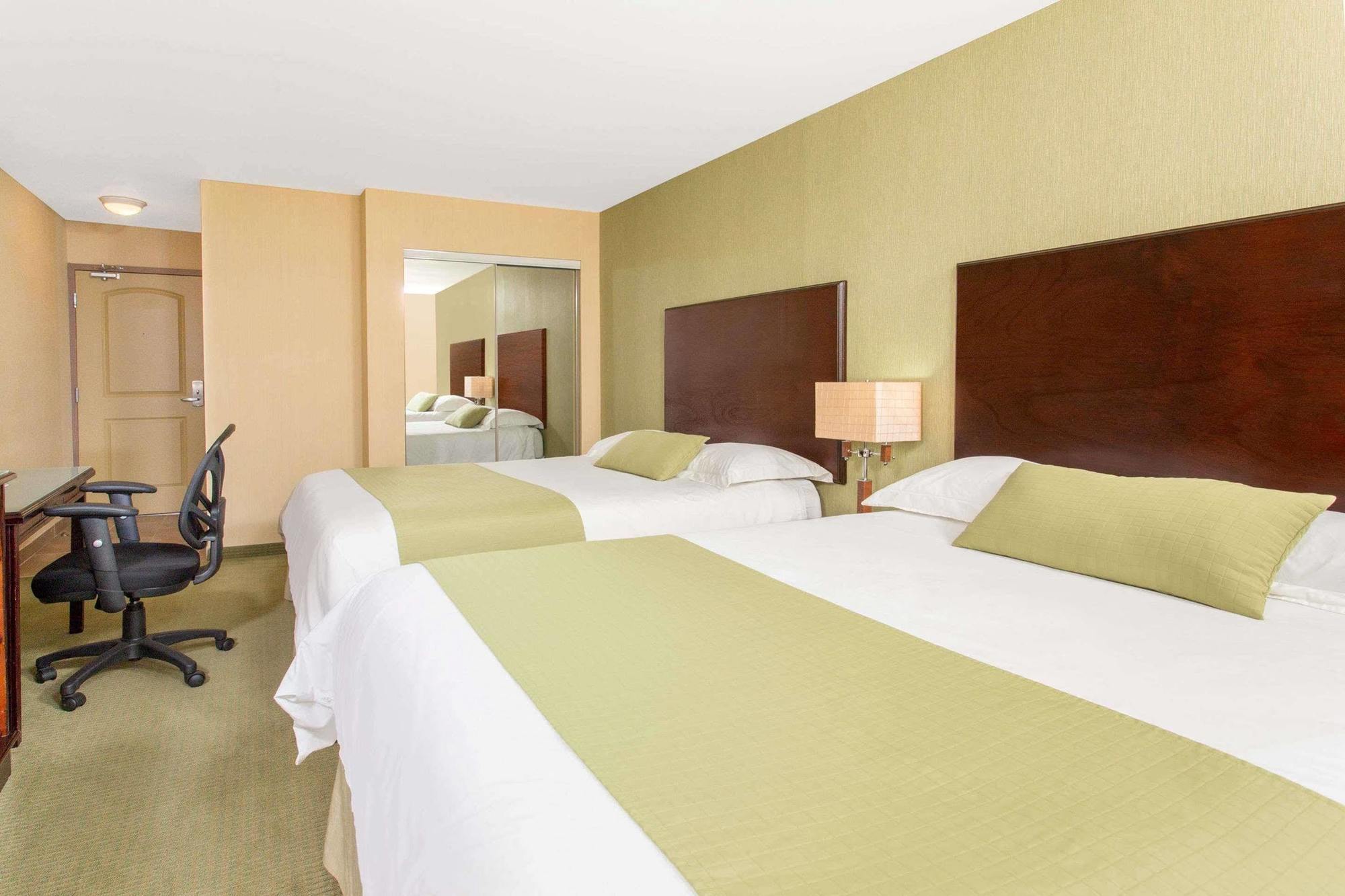Ramada By Wyndham Williams Lake Exterior foto