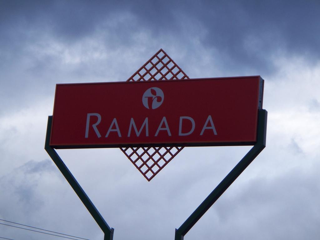 Ramada By Wyndham Williams Lake Exterior foto